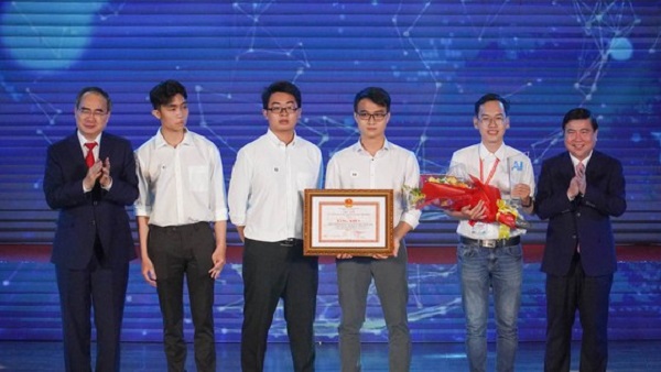 Ông Nguyễn Thiện Nhân, Ủy viên Bộ Chính trị (trái) và ông Nguyễn Thành Phong, Phó Bí thư Thành ủy, Chủ tịch UBND TP (phải) trao tặng bằng khen cho các đội đoạt giải trong cuộc thi.