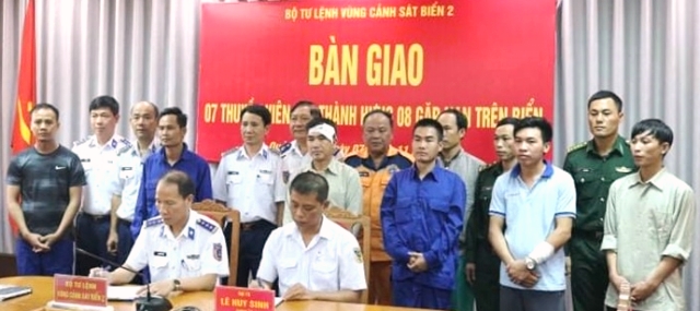Cảnh sát Biển 2 bàn giao 7 thuyền viên cho BĐBP Quảng Nam và Cảng vụ Hàng hải Quảng Nam.