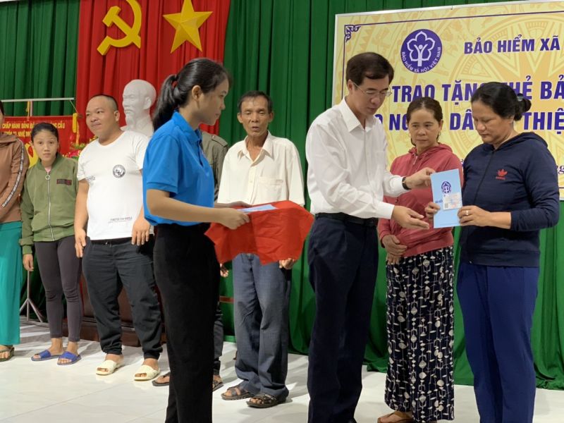 Phó Tổng Giám đốc Đào Việt Ánh trao thẻ BHYT tới người dân