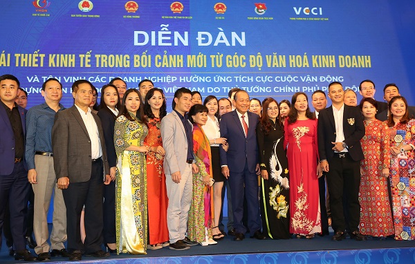 Diễn đàn “Tái thiết kinh tế trong bối cảnh mới từ góc độ văn hóa kinh doanh” tổ chức vào chiều 8/11 tại Hà Nội.