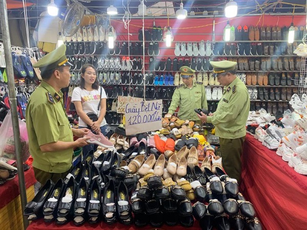 Lực lượng QLTT Lạng Sơn kiểm tra cơ sở kinh doanh hàng hóa