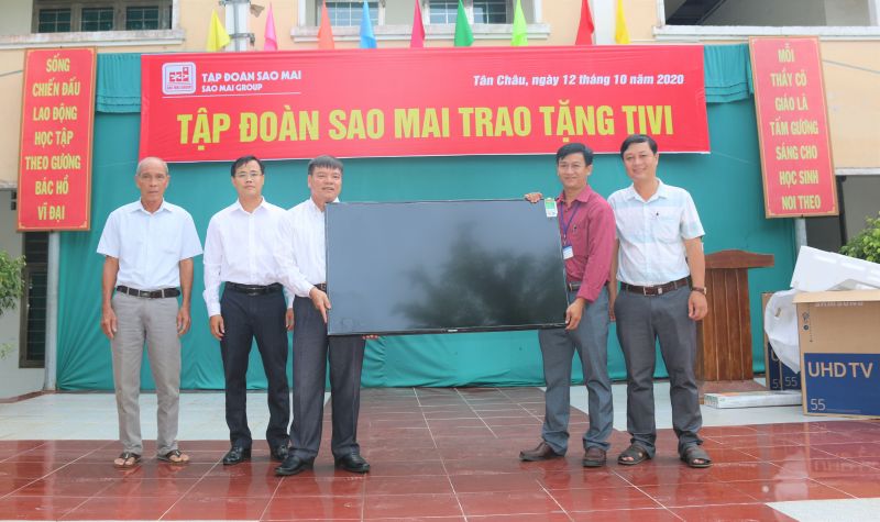 2. Sao Mai tặng thiết bị gi&aacute;o dục cho c&aacute;c trường ngh&egrave;o ở huyện T&acirc;n Ch&acirc;u - An Giang.