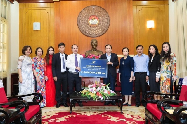 Sunshine Group trao 2 tỷ đồng tới Mặt trận Tổ quốc Việt Nam quyên góp cho người dân vùng lũ
