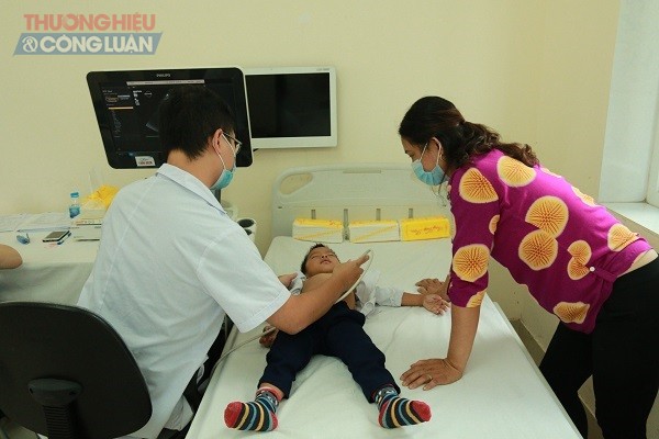 Bác sĩ thăm khám sàng lọc tim miễn phí cho cho trẻ em nghèo