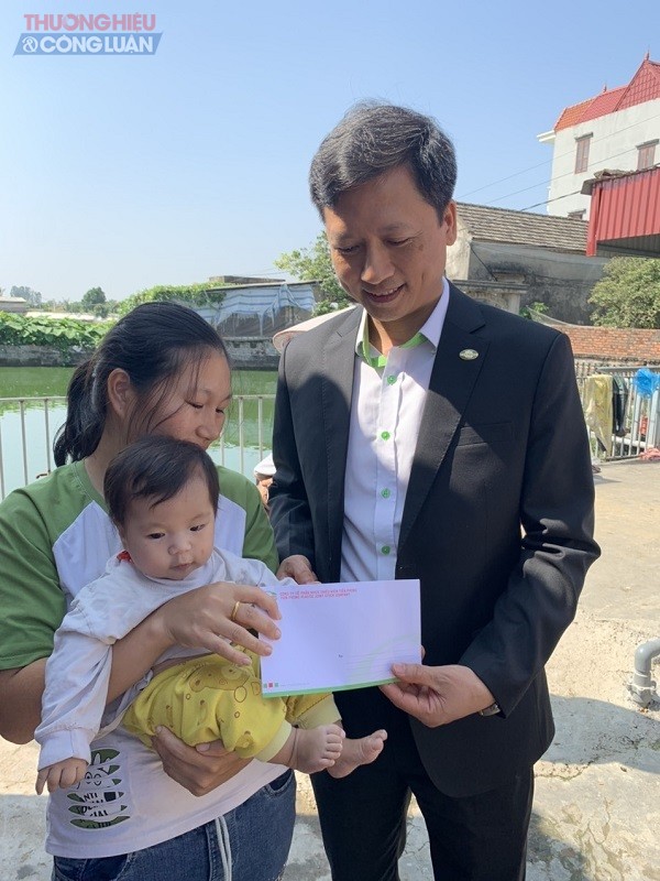 Ông Nguyễn Văn Thức - Bí thư Đảng uỷ, Phó GĐ công ty đã thay mặt CBCNV Nhựa Tiền Phong đã tới thăm hỏi và tặng quà cho hai bé mắc tim bẩm sinh có hoàn cảnh khó khăn