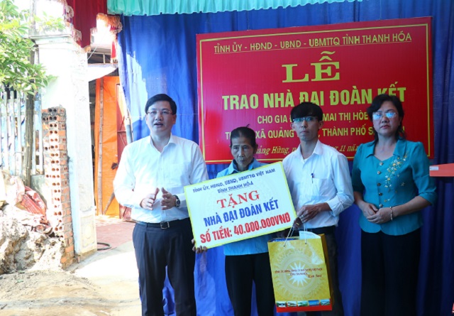 Phó Chủ tịch UBND tỉnh trao tiền hỗ trợ xây dựng Nhà đại đoàn kết cho hộ gia đình bà Mai Thị Hoè ở khu dân cư thôn 2, xã Quảng Hùng