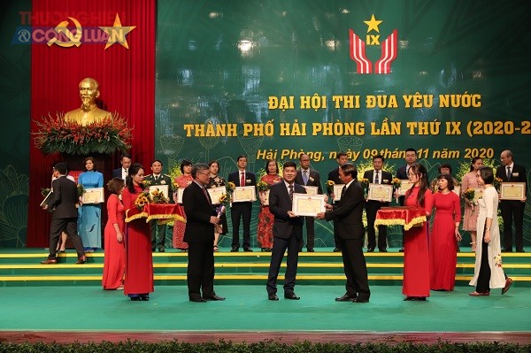 Đại diện lãnh đạo Công ty CP nhựa Thiếu niên Tiền Phong nhận bằng khen của chủ tịch UBND TP. Hải Phòng tặng