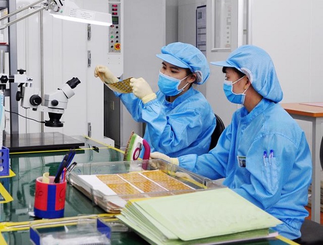 Công ty TNHH Yuong Poong Electronics Vina (KCN Bình Xuyên 2) chuyên sản xuất linh kiện điện tử, hoạt động sản xuất từ đầu năm 2017, tạo việc làm cho gần 1.000 lao động. Ảnh Chu Kiều