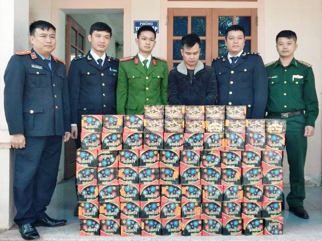 Bắt giữ một đối tượng thu hơn 1,6 tạ pháo lậu