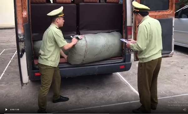 Lực lượng QLTT tỉnh Lạng Sơn vừa thu giữ 13.000 gói rau, quả giống không có hóa đơn chứng từ chứng minh nguồn gốc khi kiểm tra xe ô tô lưu thông theo hướng Lạng Sơn đi Hà Nội.