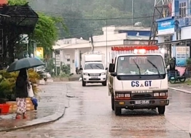 Huyện Nam Tr&agrave; My sử dụng xe chuy&ecirc;n dụng th&ocirc;ng b&aacute;o người d&acirc;n sơ t&aacute;n đến nơi an to&agrave;n.