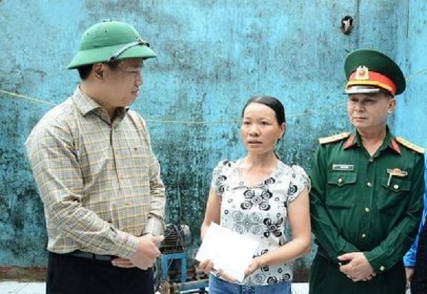 Quảng Ngãi: Trao 150 suất quà cho nhân dân bị thiệt hại do bão số 9