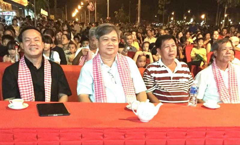 &Ocirc;ng L&ecirc; Văn Khanh (&aacute;o trắng) - người khơi th&ocirc;ng d&ograve;ng chảy thi&ecirc;ng Thất Sơn