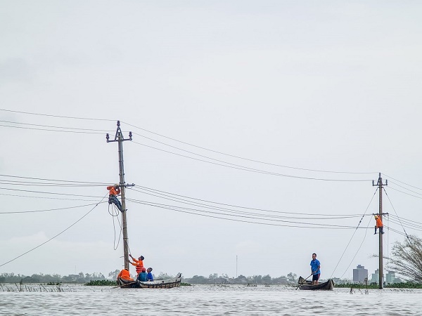 Khôi phục điện sau bão số 12 tại Bình Định