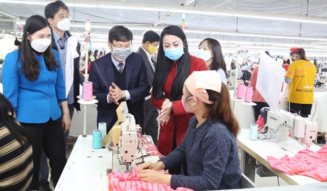 Bí thư Tỉnh ủy Hoàng Thị Thúy Lan, Phó Chủ tịch thường trực UBND tỉnh Lê Duy Thành thăm xưởng sản xuất của Công ty TNHH Shinwon Ebenzer Việt Nam