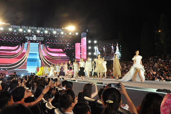 Các thí sinh trình diễn BST của NTK Lê Thanh Hòa