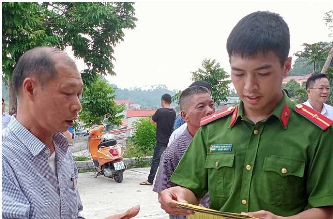 Cán bộ công an huyện Cao Lộc phát tờ rơi tuyên truyền tới người dân