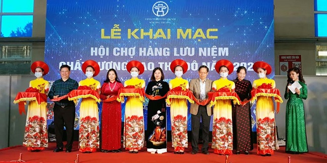 Phó Bí thư thường trực Thành ủy Hà Nội, Nguyễn Thị Tuyến dự và cắt băng khai mạc