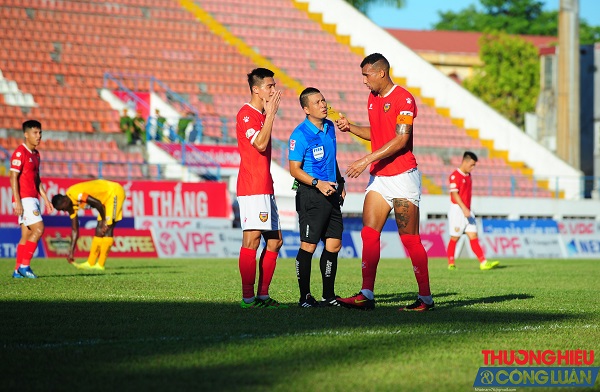 Trọng tài Hoàng Ngọc Hà năm thứ 2 đoạt Còi vàng bóng đá Việt Nam