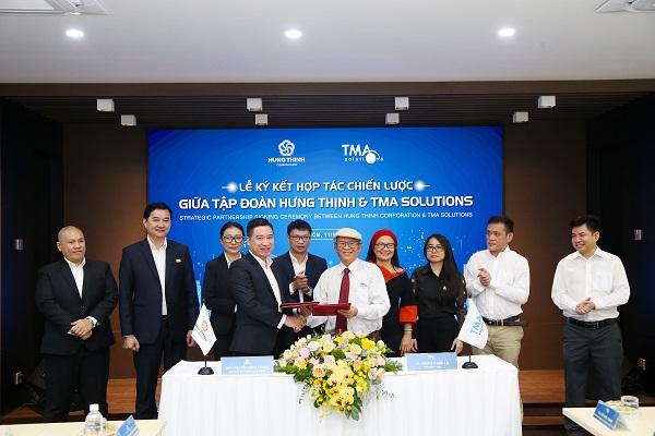 Ông Nguyễn Đình Trung - Chủ tịch Tập đoàn và TS.Nguyễn Hữu Lệ – Chủ tịch TMA Solutions thực hiện nghi thức ký kết hợp tác với sự chứng kiến của đại diện 2 đơn vị.