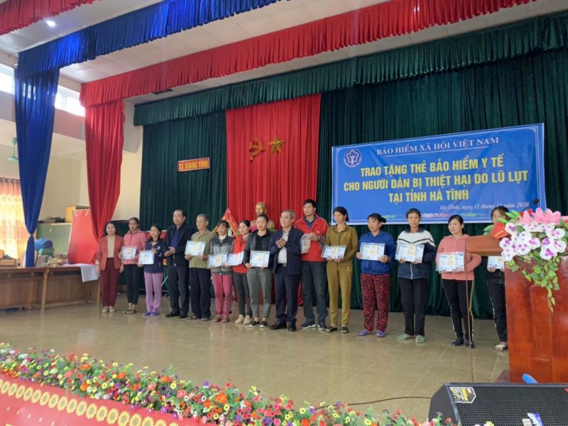 BHXH Việt Nam: Những tấm thẻ BHYT nghĩa tình đã đến với bà con vùng bão lũ