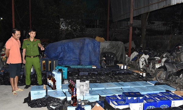 Ninh Bình: Bắt giữ xe ô tô vận chuyển gần 1.000 chai rượu ngoại lậu