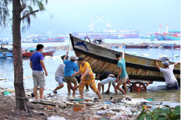 UBND TP. Đà Nẵng nghiêm cấm người dân, phương tiện và ghe thuyền không có nhiệm vụ phòng, chống lụt, bão đi lại, đánh bắt cá trên sông