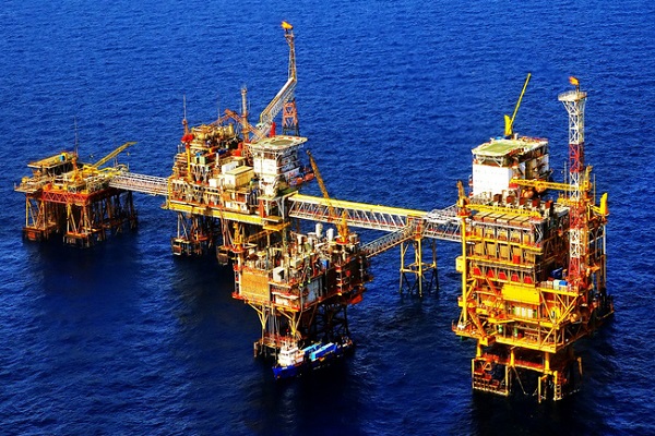 Giá xăng dầu ngày 14/11: Dầu giảm trở lại do dịch COVID-19 tăng cao