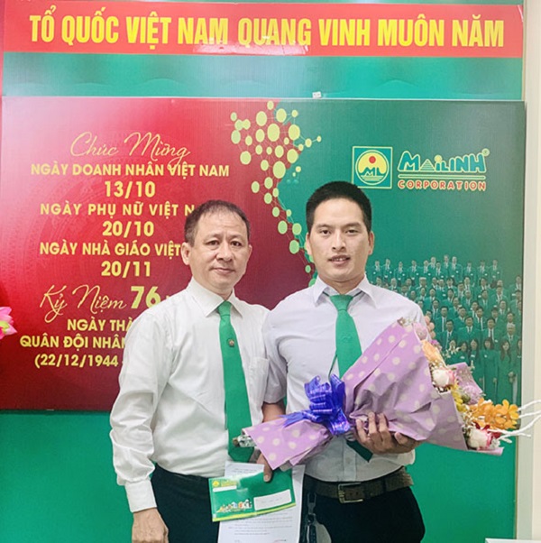 Ông Nguyễn Công Hùng - Giám đốc Mai Linh vùng 1 trao quyết định khen thưởng lái xe Vương Văn Hưng gương 