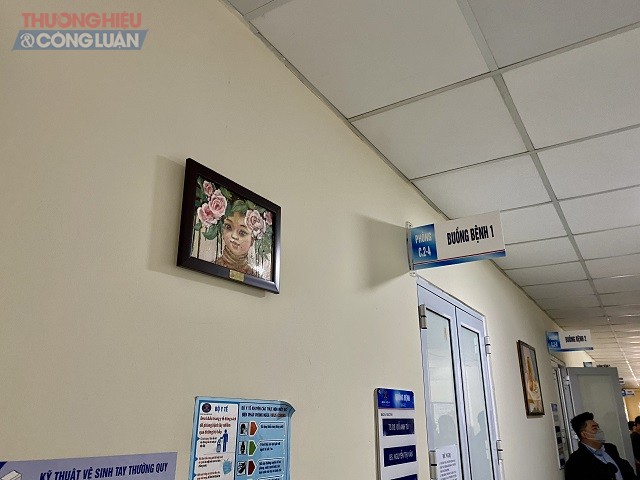 Bức tranh được treo tại hành lang khu Nội bệnh viện K cơ sở 2 Tam Hiệp