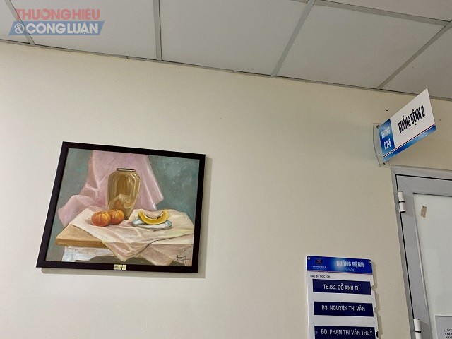 Các bức tranh đầu tiên được treo tại khu Nội bệnh viện K cơ sở 2 Tam Hiệp