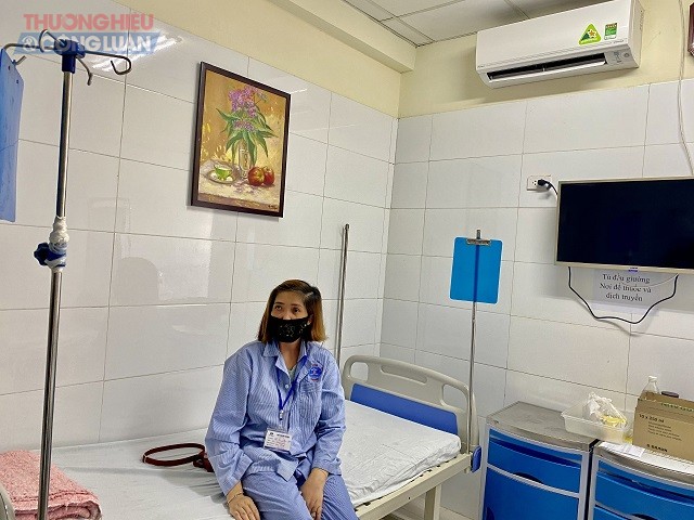 Bệnh nhân Hà Thị Loan với bức tranh trong phòng điều trị của mình