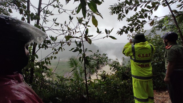 Thừa Thiên Huế: Cập nhật nhanh thiệt hại bão Vamco, gần 2000 ngôi nhà sập và tốc mái; hơn 15 tàu thuyền bị đánh chìm, gãy đổ