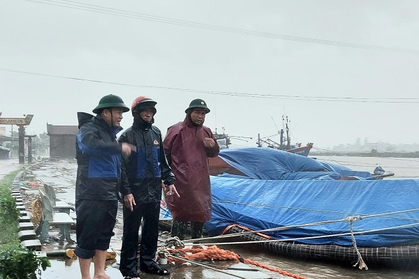 Các lực lượng chức năng tỉnh Quảng Trị vẫn bám sát địa bàn, ứng phó diễn biến của bão số 13.