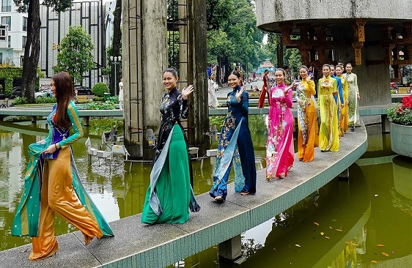 TP Hồ Chí Minh tổ chức Lễ hội áo dài hàng năm nhằm thu hút du khách đến Thành phố du lịch.