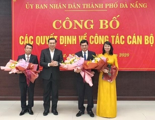 Ông Huỳnh Đức Thơ, Chủ tịch UBND TP. Đà Nẵng tặng hoa chúc mừng 3 cán bộ chủ chốt vừa được điều động, phân công nhiệm vụ mới.