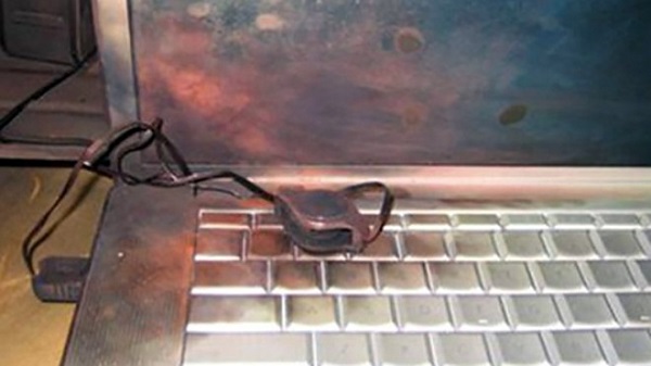 Tiếp tục cấm sử dụng MacBook Pro 15 inch trên máy bay