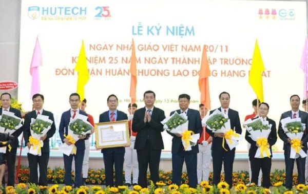 TPHCM: HUTECH đón nhận Huân chương Lao động hạng Nhất