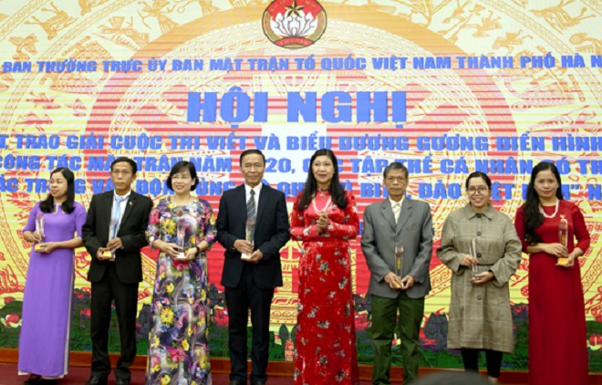 Chủ tịch Ủy ban Mặt trận Tổ quốc Việt Nam thành phố Hà Nội trao thưởng cho các tác giả đoạt giải cuộc thi viết về những tấm gương điển hình tiên tiến trong công tác Mặt trận năm 2020.