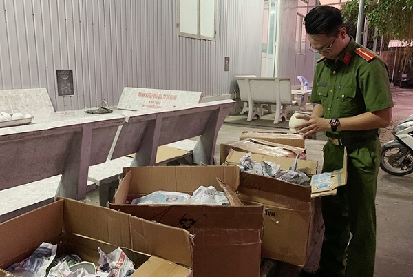 Bắt giữ nhiều xe ô tô vận chuyển hàng hóa không hóa đơn