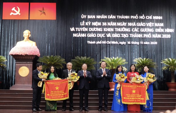 Trường THPT chuyên Lê Hồng Phong và Trường THPT Mạc Đĩnh Chi nhận Cờ Thi đua Chính phủ vì những thành tích xuất sắc trong sự nghiệp giáo dục.