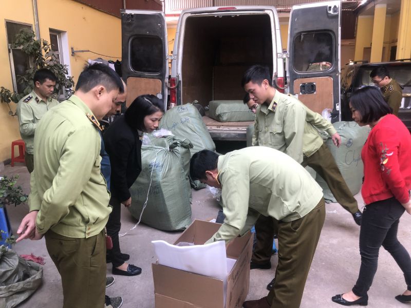 QLTT Lạng Sơn thu giữ gần 1.000 sản phẩm hàng hóa nhập lậu được cất giấu trên xe ô tô khách