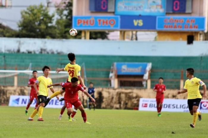 Trận đấu diễn ra rất hấp dẫn với nhiều t&igrave;nh uống tranh chấp b&oacute;ng quyết liệt đến từ 2 đội b&oacute;ng