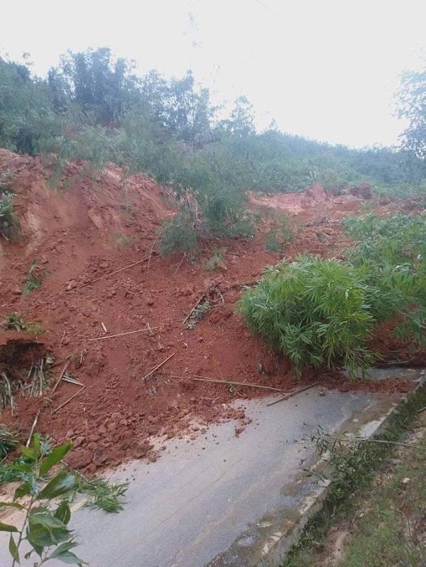 Sạt lở núi nghiêm trọng gây chia cắt Quốc lộ 40B nối Quảng Nam với Kon Tum