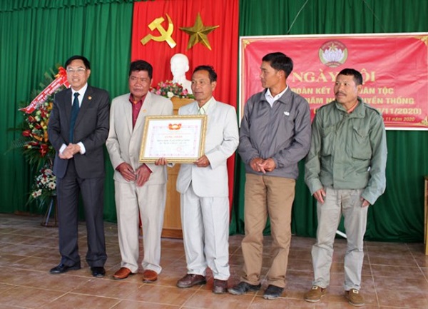 Ông Võ Ngọc Hiệp, Chủ ịch Ủy ban MTTQ tỉnh Lâm Đồng, trao bằng công nhận khu dân cư kiểu mẫu, cho thôn Đạ Nghịt, xã Lát, huyện Lạc Dương.
