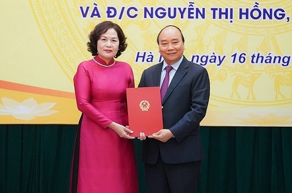 Thủ tướng Nguyễn Xuân Phúc trao Quyết định cho tân Thống đốc Ngân hàng Nhà nước Nguyễn Thị Hồng