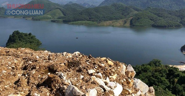 Bã thải từ hoạt động khai thác đá không phép vô tư xả thải trực tiếp xuống lòng Hồ Thác Bà