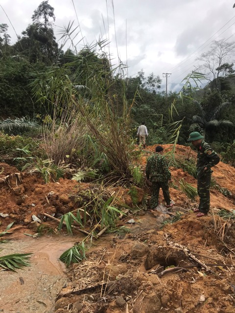 Lực lượng quân đội đang sửa chữa điểm sạt lỡ lên công trình thuỷ điện Rào Trăng 3 sau bão số 13