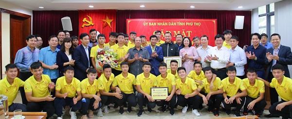 Ph&oacute; chủ tịch UBND tỉnh Hồ Đại Dũng trao Bằng khen của chủ tịch UBND tỉnh cho đội b&oacute;ng FC Ph&uacute; Thọ.