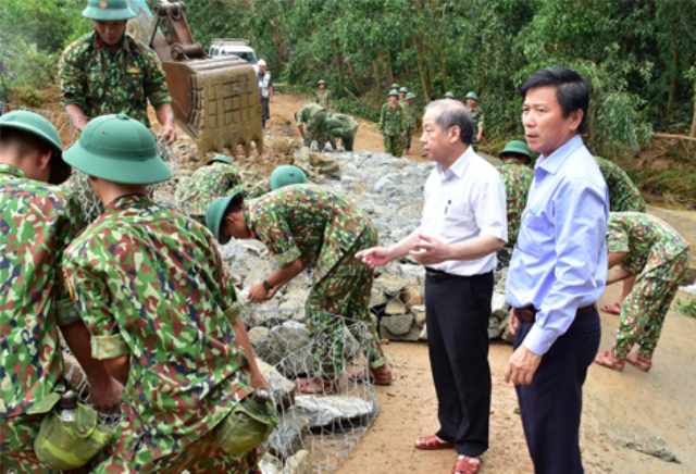 Chủ tịch UBND tỉnh Thừa Thiên Huế Phan Ngọc Thọ (mặc áo trắng) đang chỉ đạo lực lượng tìm kiếm tại Rào Trăng